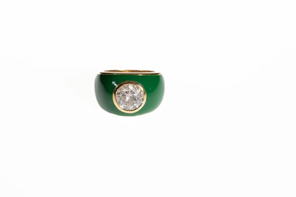 Anello in oro giallo e smalto verde con diamante centrale 