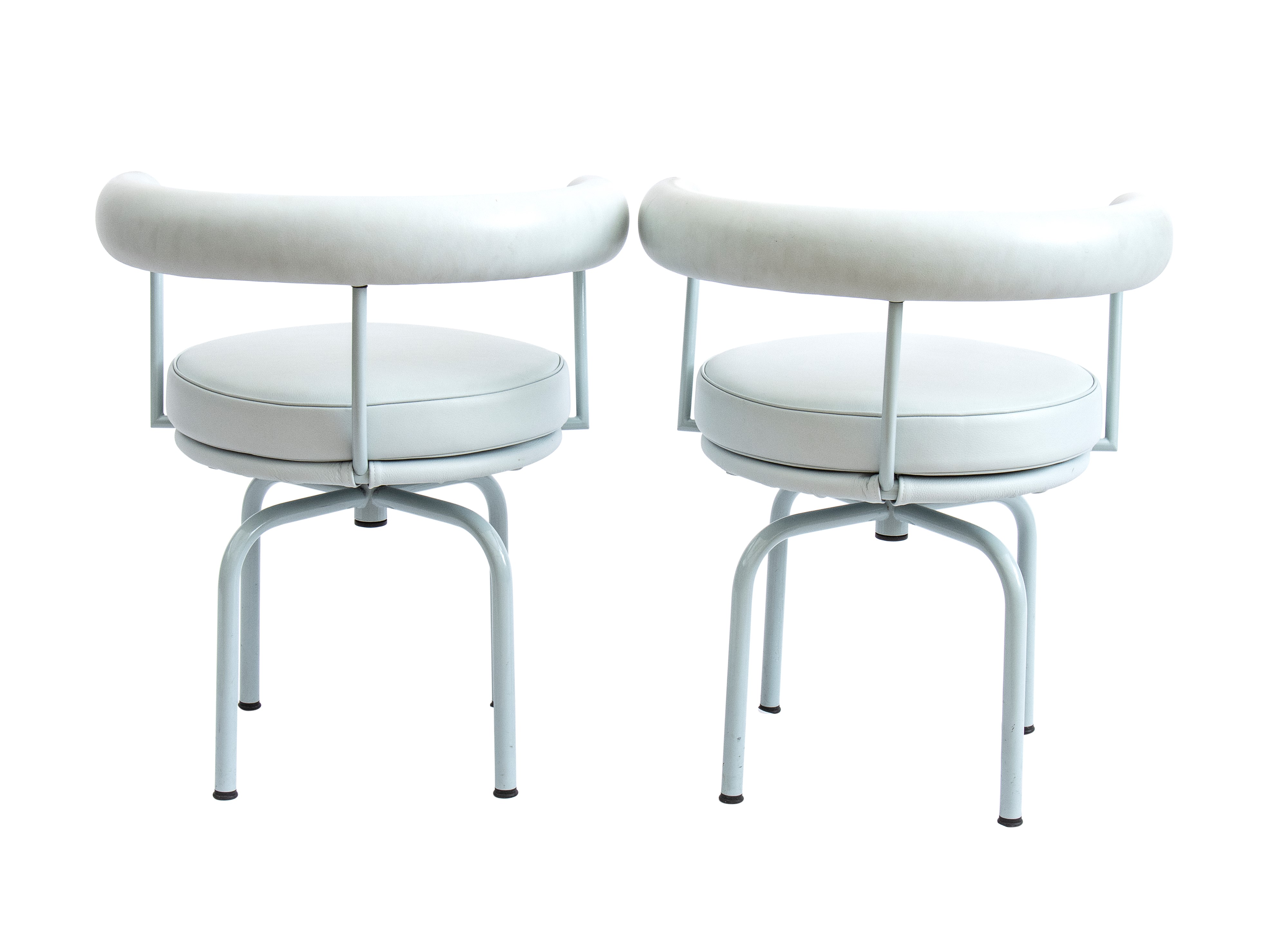 Charles le Corbusier - Coppia di poltroncine girevoli LC7 rivestite in pelle