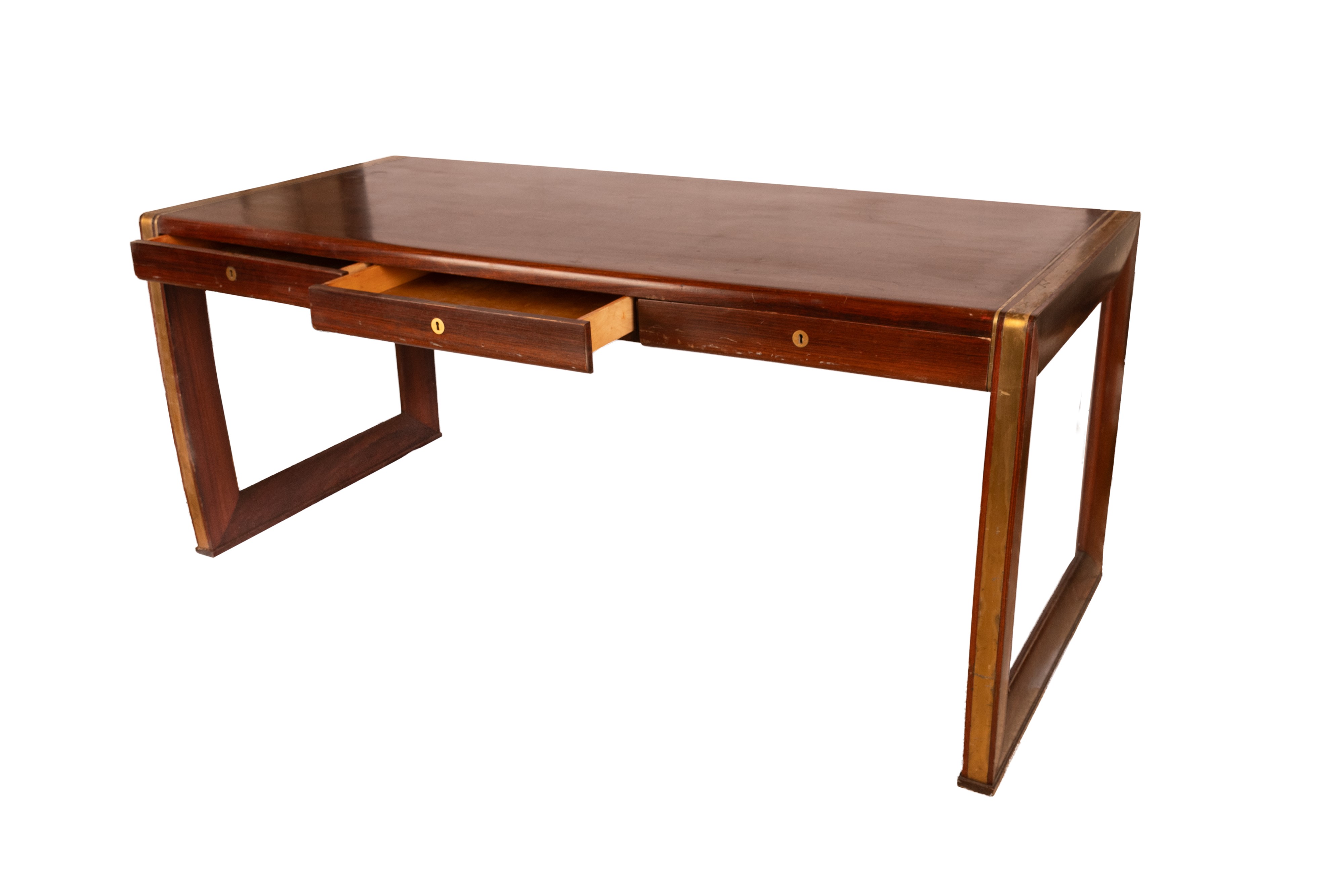 Grande scrivania con tre cassetti a scomparsa sul fronte ed eleganti filettature ottonate che cor...