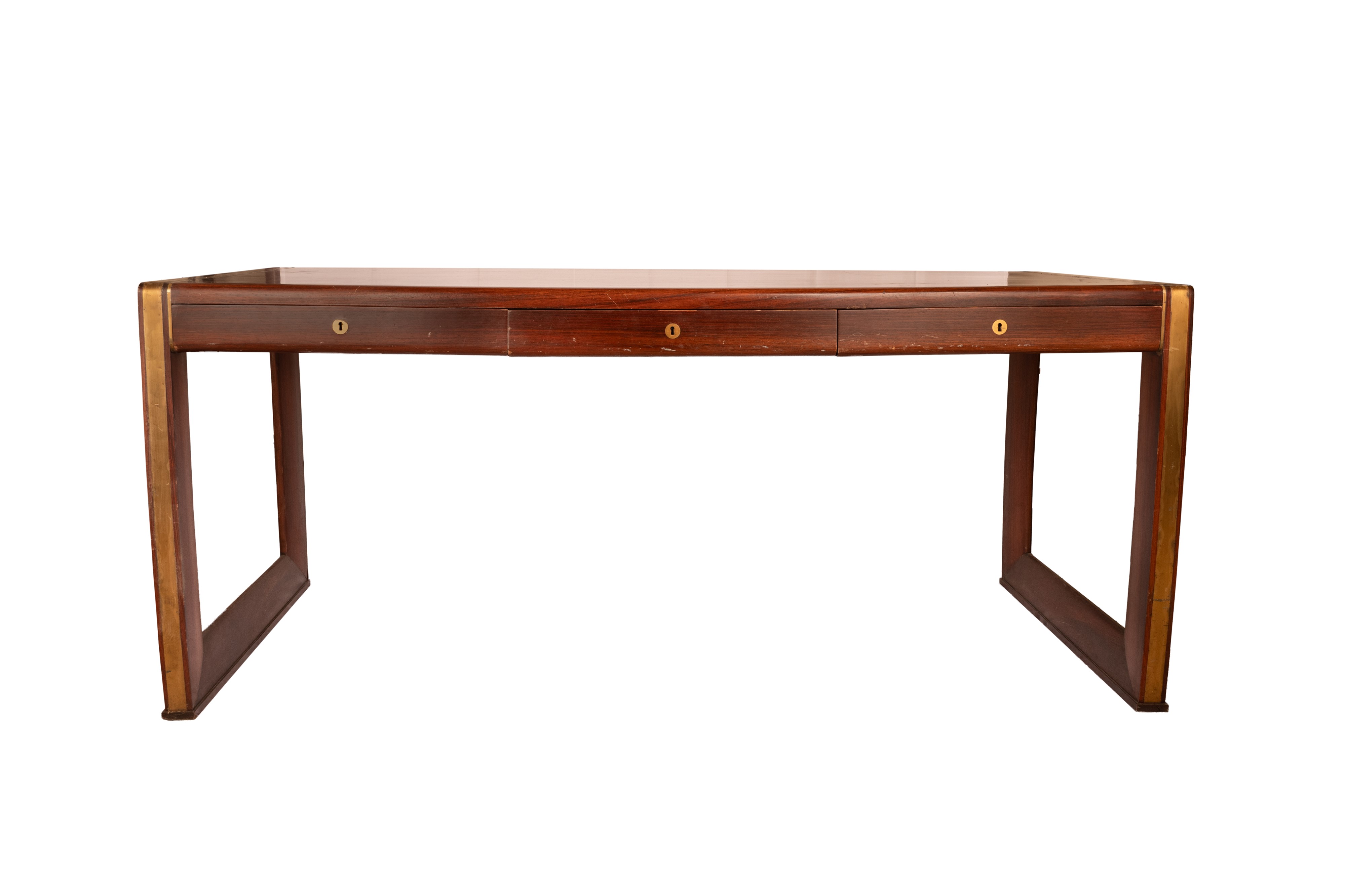 Grande scrivania con tre cassetti a scomparsa sul fronte ed eleganti filettature ottonate che cor...