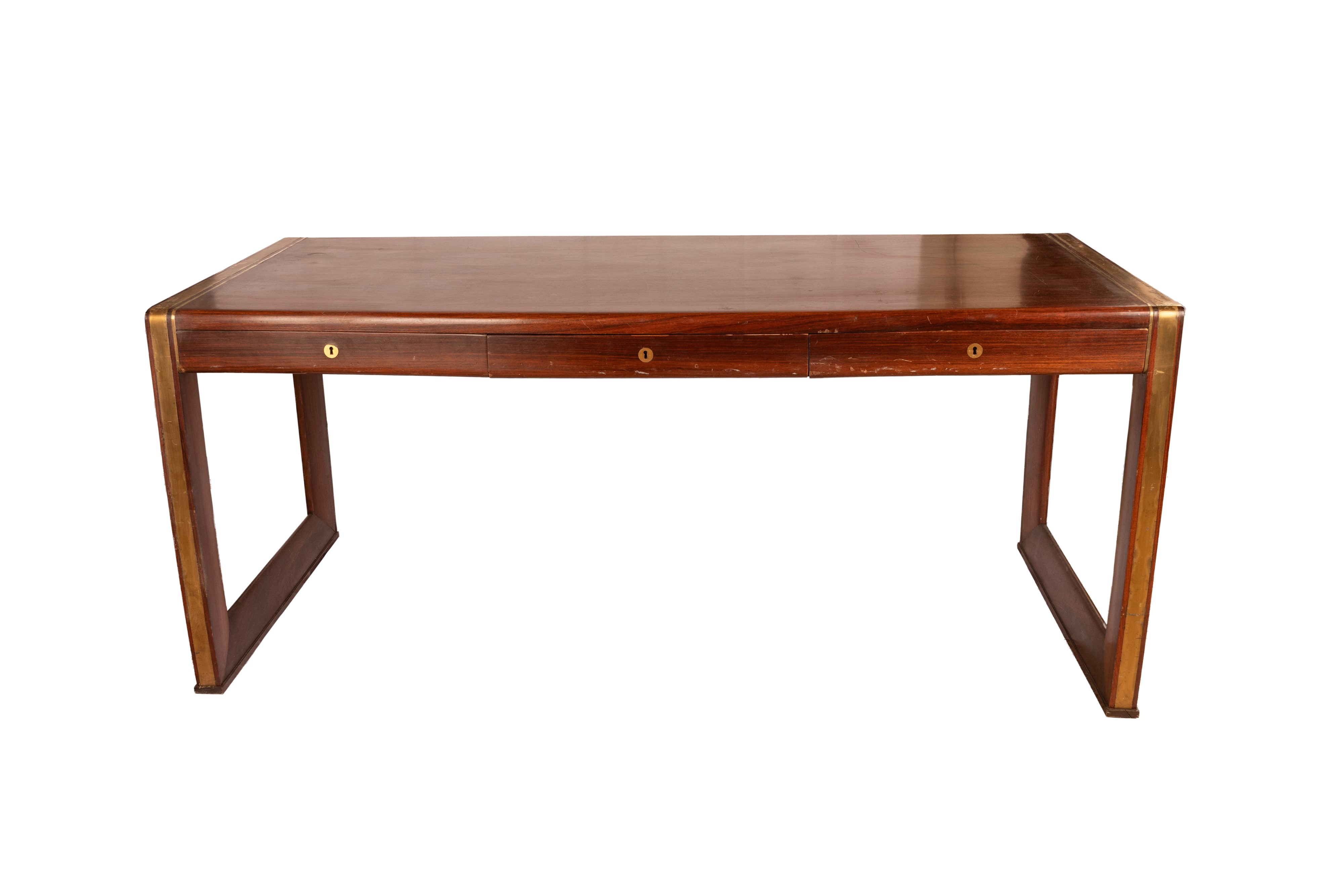 Grande scrivania con tre cassetti a scomparsa sul fronte ed eleganti filettature ottonate che cor...