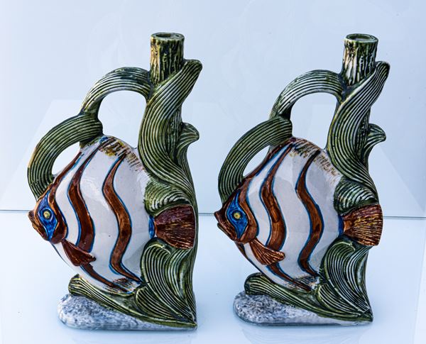 Coppia di bottiglie a forma di pesce.