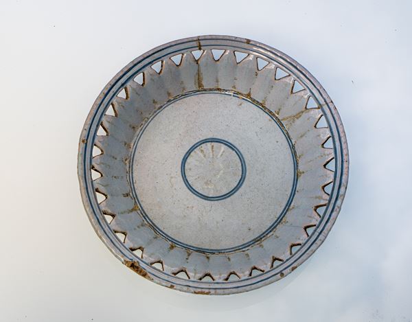 Manifattura di Castelli del XIX secolo - Cestino traforato con decoro centrale blu. Manifattura Castelli, XIX secolo
