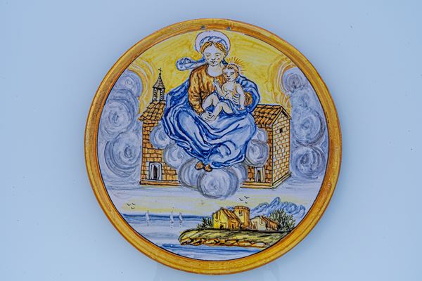 Manifattura di Castelli degli inizi del XX secolo : Tondo con madonna di Loreto e Santa Casa  - Auction Asta di Maioliche, Porcellane e Arte della Tavola 2 - II - Gliubich Casa d'Aste