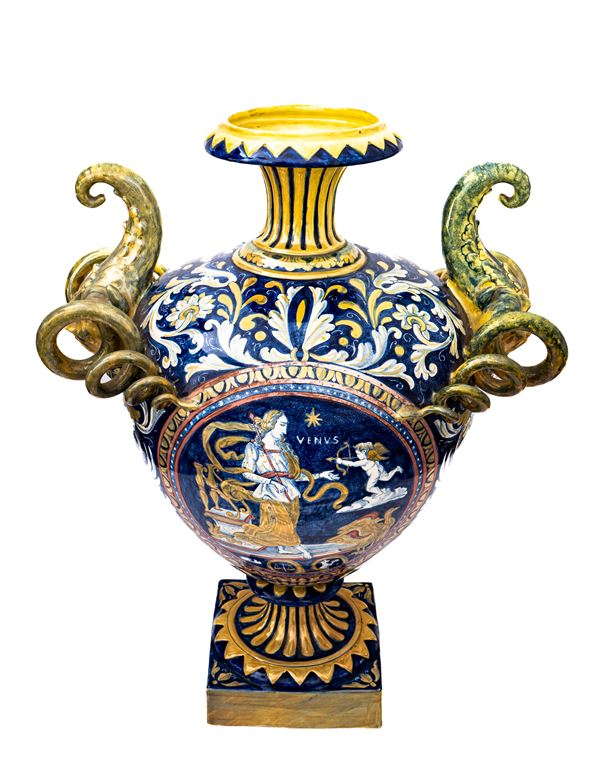 Manifattura umbra della fine del XIX secolo - Grande vaso in maiolica decorato a lustro metallico. Anse a protomi mostruose terminanti in spirali serpentiformi