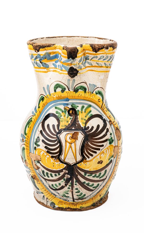 Manifattura campana del XVIII secolo - Boccale in maiolica con becco carenato decorato con ampia riserva centrale centrata da uno scudo con al centro un compasso e la figura di un'aquila stilizzata