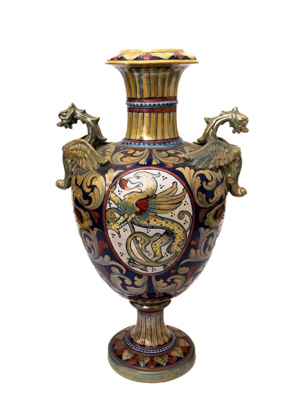 Manifattura di Gualdo Tadino del XX secolo - Grande vaso in maiolica a lustro metallico realizzato da Lorenzo Rubboli con anse draghiformi e decoro a girali fogliati stanti ad incorniciare un medaglione recante un drago rampante