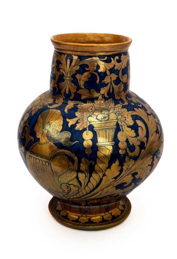 Alfredo  Santarelli - Vaso a boccia in maiolica a lustro metallico con cornucopia e riche girali fogliati in oro di gusto neorinascimentale su fondo a blu cammeo