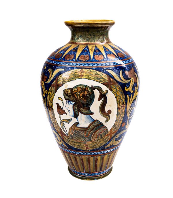 Manifattura di Gualdo Tadino del XX secolo - Vaso in maiolica decorata a lustro metallico con campo ovoidale decorato a grottesche stanti a racchiudere un medaglione centrale recante profilo di uomo con elmo e un fiore entro ghirlanda robbiana. S.C.U. (Società Ceramica Umbra)