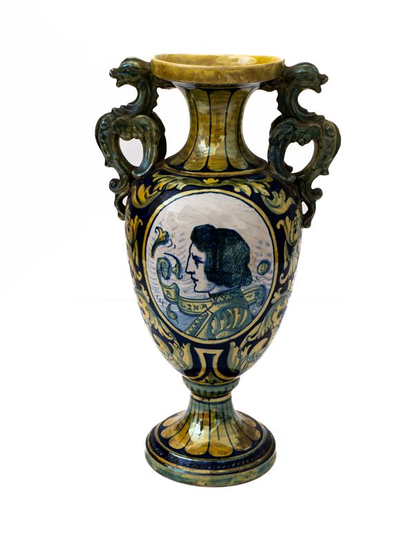 Manifattura di Gualdo Tadino del XX secolo - Centrotavola decorato a lustro metallico biansato con anse draghiformi, coppia di medaglioni - al fronte e al retro - centrati dai ritratti di due personaggi recanti i cartigli "Alina" e"Armando "