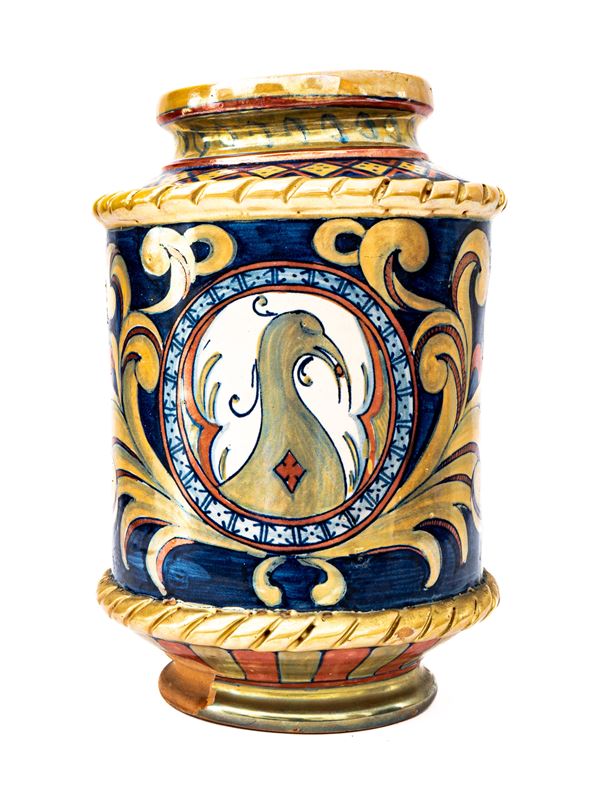 Manifattura di Gualdo Tadino degli anni Trenta del Novecento - Vaso in maiolica a lustro metallico di gusto rinascimentale con medaglione raffigurante grifo