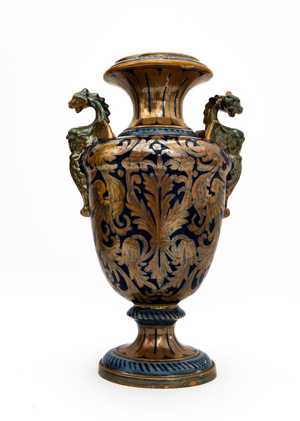 Manifattura di Gualdo Tadino degli anni '40 del Novecento - Vaso biansato in maiolica a lustro metallico con anse draghiformi, decoro fogliato in oro su fondo blu cammeo 