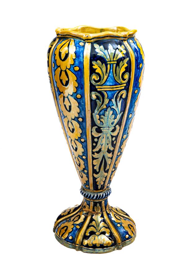 Manifattura di Gualdo Tadino degli anni '40 del Novecento - Vaso-calice costolato a bordo mistilineo decorato a lustro metalico con alternanza verticale di motivi fitomorfi e fantastici. 