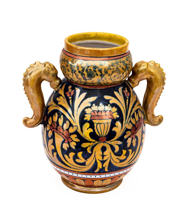 Manifattura di Gualdo Tadino del XX secolo - Vaso biansato in maiolica decorta a lustro metallico realizzata da Lorenzo Rubboli con manici a foggia di delfini