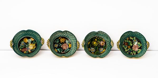 Manifattura di Giulianova della met&#224; del XX secolo - Set di quattro coppette in maiolica con manici intrecciati e decoro nel cavo con graticcio verde e fiori su fondo nero 