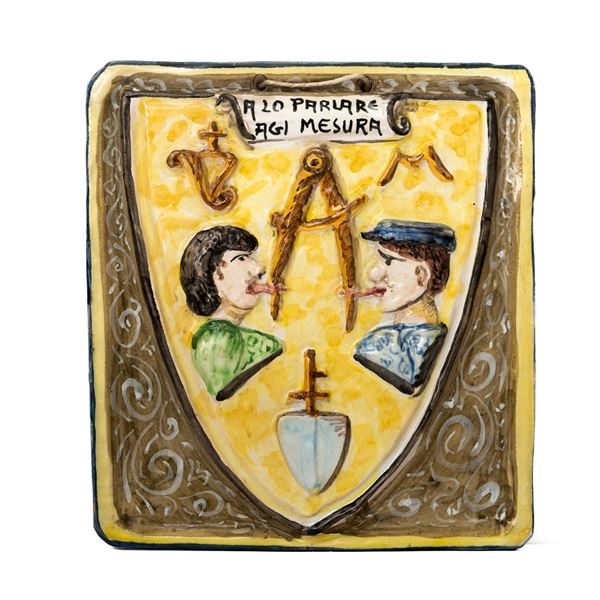 Manifattura di Giulianova della met&#224; del XX secolo - Placca in maiolica decorata a rilievo policromo raffigurnte il detto: " A lo parlare agi mesura"