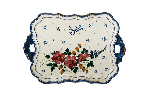 Manifattura di Castelli della fine del XIX secolo - Vassoio mistilineo con bordi blu, prese a conchiglia, decorato con serto fiorito, mazzetti di fiori stilizzati e la scritta "SALUTE"