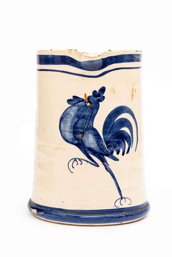 Manifattura Castelli dell'ultimo quarto del XX secolo - Piccola caraffa decorata con un gallo blu. 