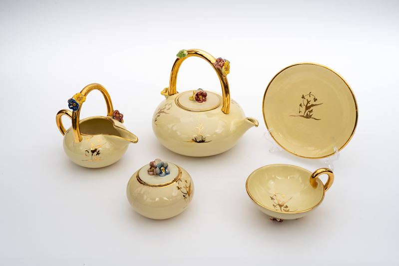 Servizio da the per sei persone lumeggiato in oro