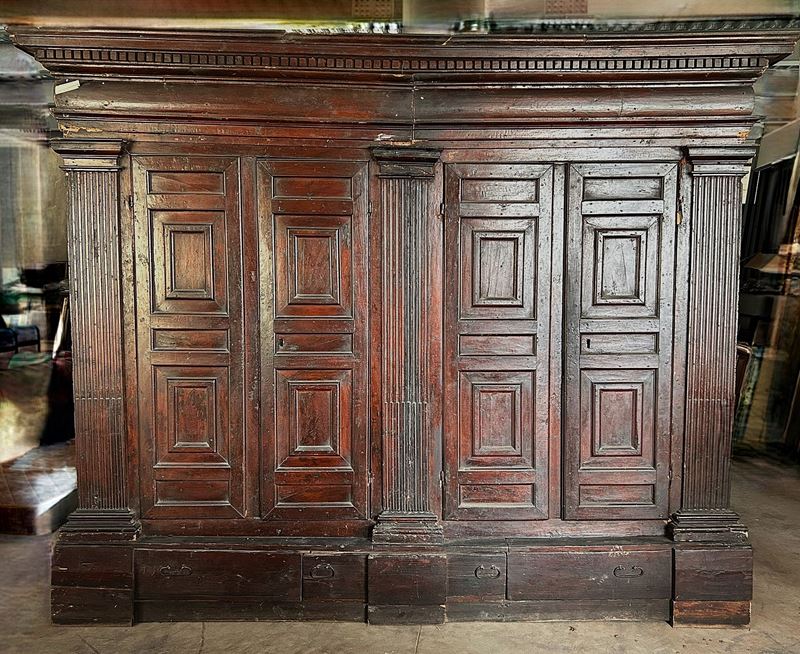 Grande credenza in noce XVI sec