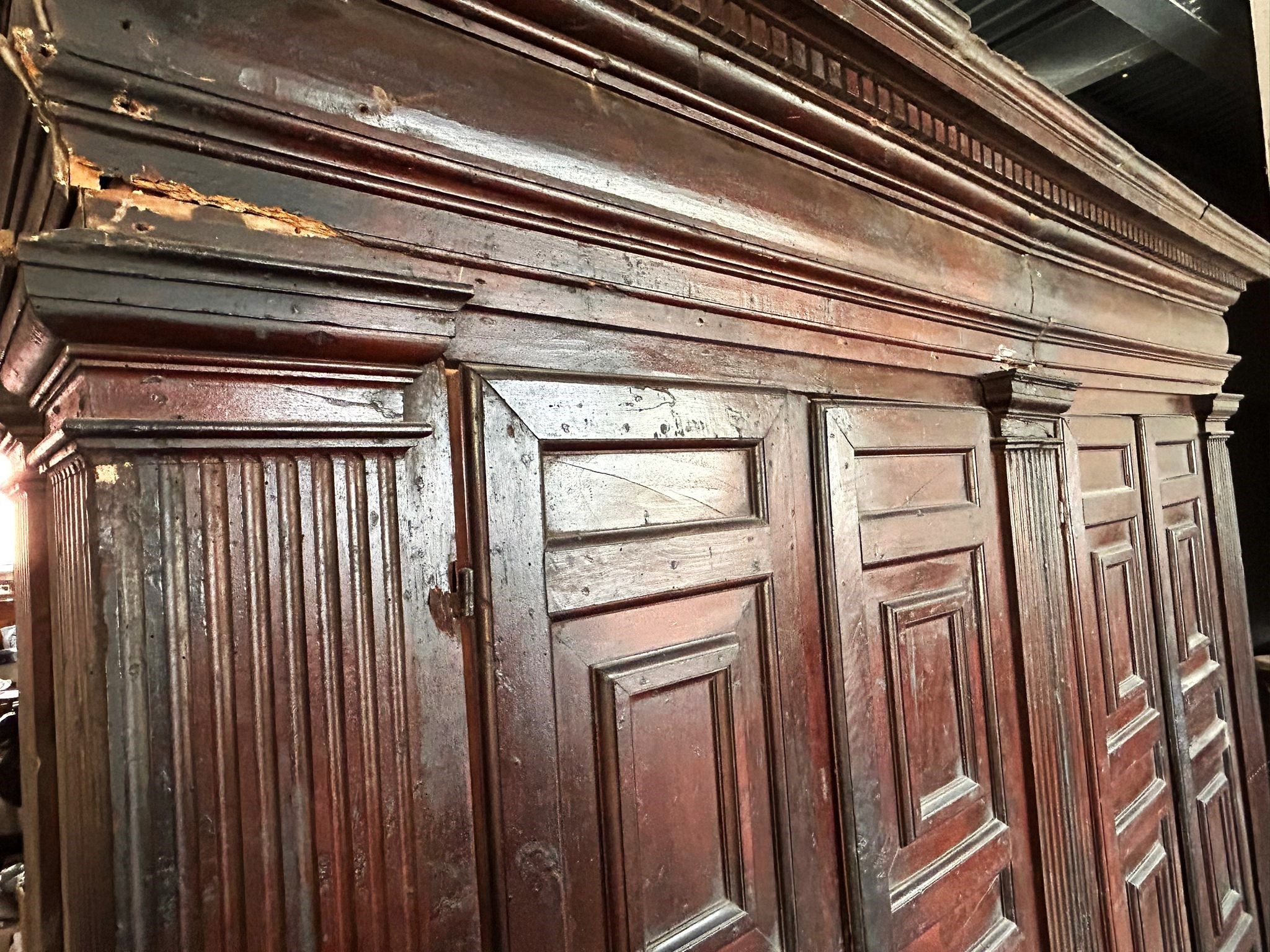 Grande credenza in noce XVI sec