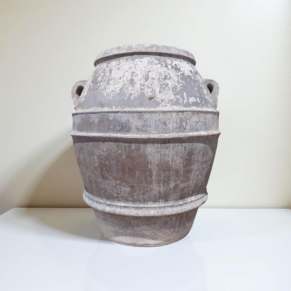 Grande orcio in terracotta biansato. Prese con scanalature.