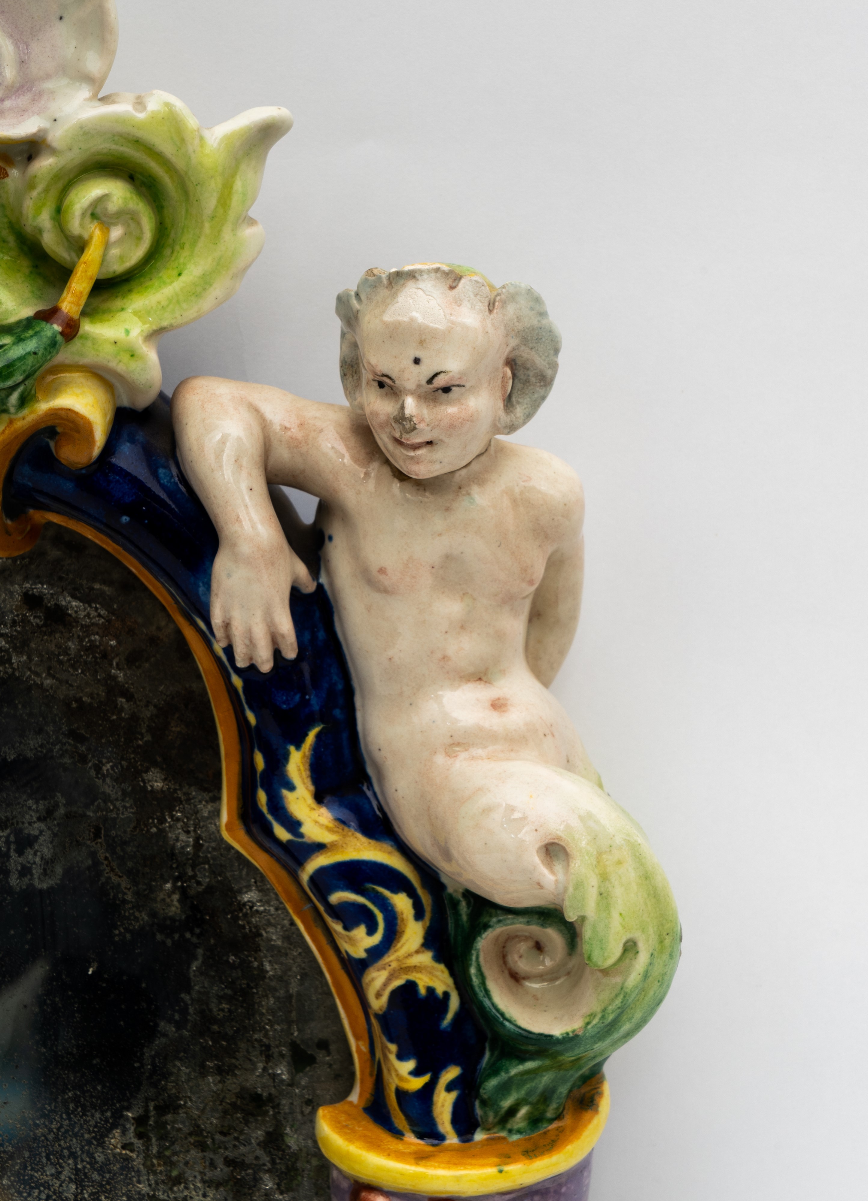 Manifattura Battaglia, Napoli XIX Secolo - Deliziosa Applique Candeliere a Due Fuochi in Maiolica...