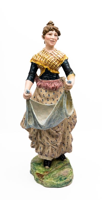 Grande Statua in Maiolica Policroma Raffigurante Giovane Donna in Abiti Tradizionali