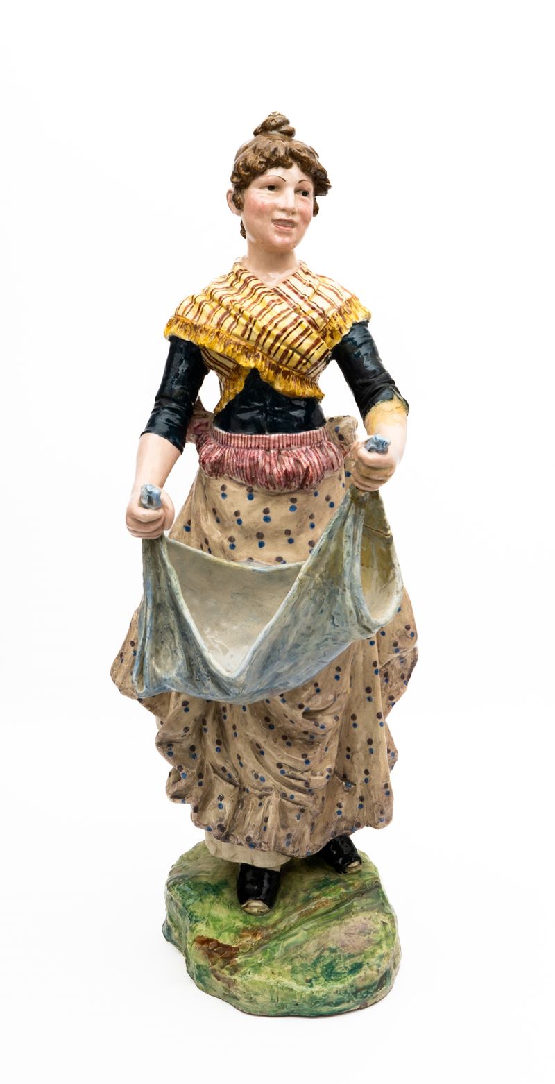 Grande Statua in Maiolica Policroma Raffigurante Giovane Donna in Abiti Tradizionali