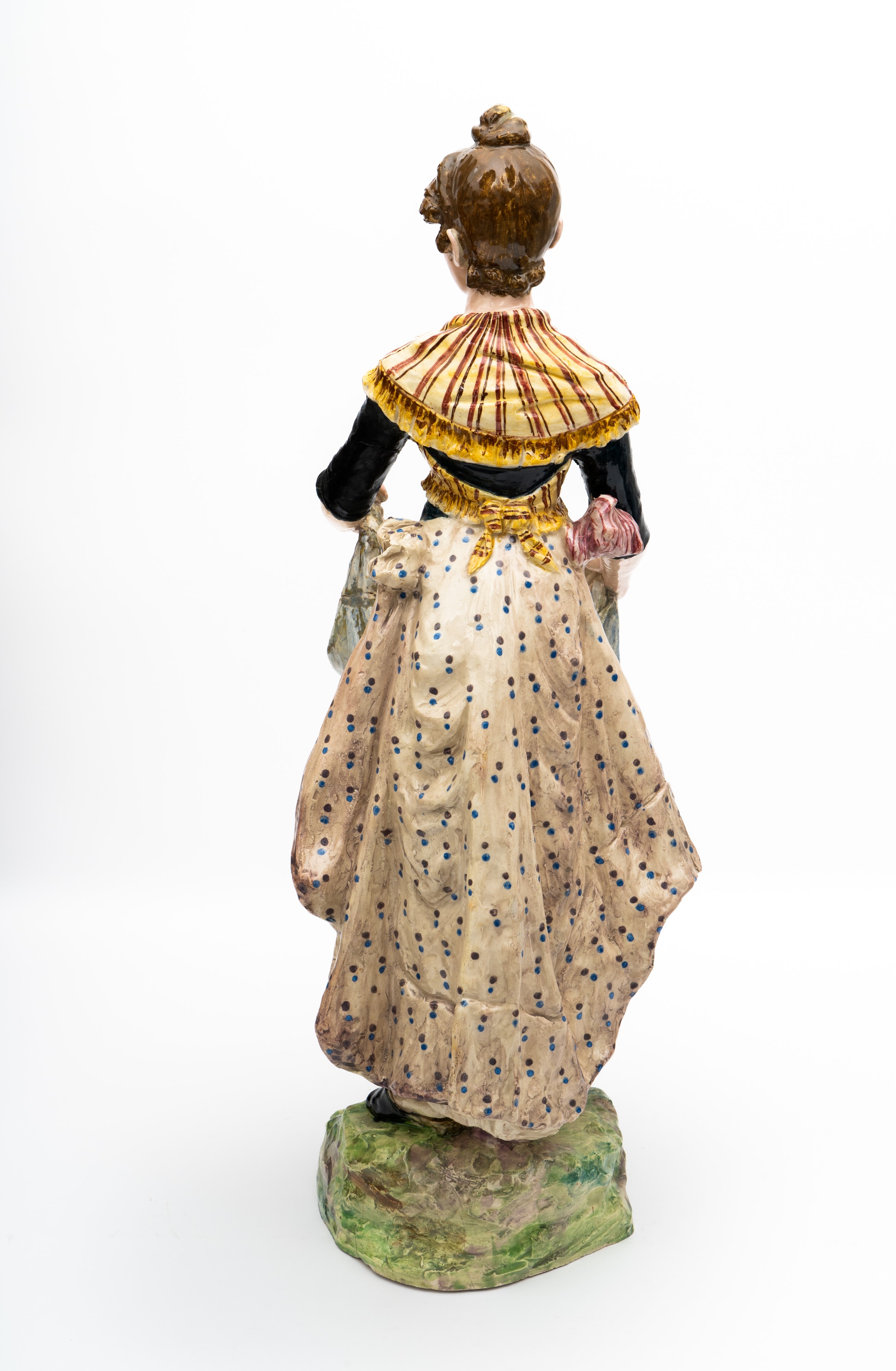 Grande Statua in Maiolica Policroma Raffigurante Giovane Donna in Abiti Tradizionali