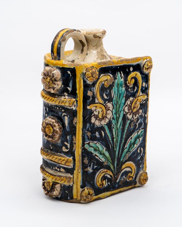 Manifattura di Caltagirone della fine del XVII secolo - Porta liquori - scaldamani a foggia di libro.