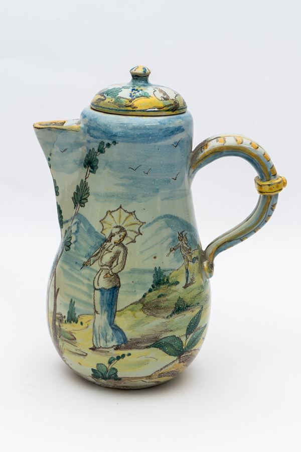 Manifattura italiana della fine del XIX secolo - Caffettiera in maiolica decorata su tutto il corpo con figura di viandante in paesaggio e figura muliebre con un ombrellino.