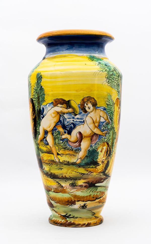 Manifattura del Centro Italia del XX secolo - Vaso interamente istoriato con putti danzanti sul fronte e paesaggio al retro