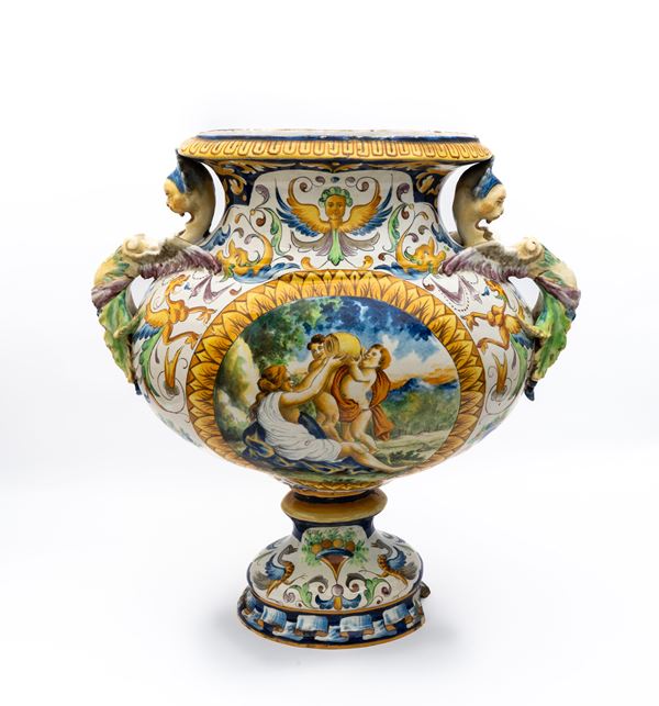 Manifattura del Centro Italia della fine del XIX- inizi del XX secolo - Grande vaso biansato in maiolica con decori di gusto neorinascimentale a grottesche, volute fogliacee e uccelli fantastici alla base.