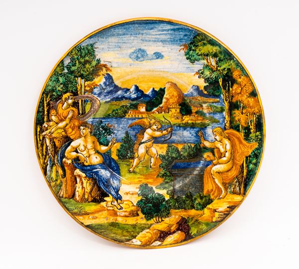 Manifattura metaurense dei primi anni del XIX secolo - Piattino istoriato con scena allegorica alla maniera delle manifatture metaurensi della metà del XVI secolo, in particolare della bottega di Francesco Xanto Avelli