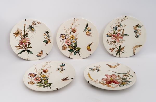 Societ&#224; Ceramica Richard, ultimo quarto del XX secolo - Servizio di cinque piattini con decoro a fiori e farfalle della Società Ceramica Richard.