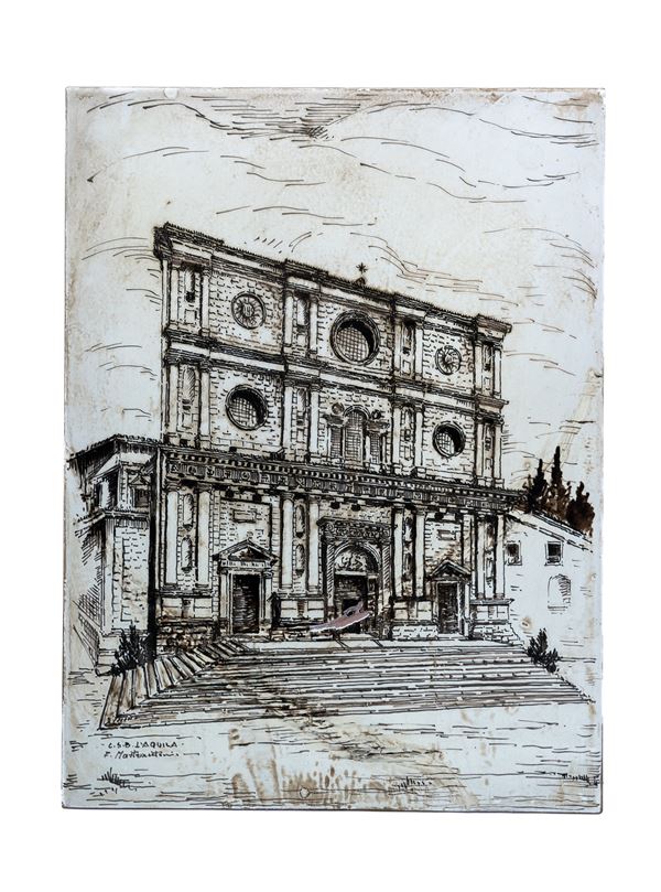 Manifattura aquilana del XX secolo - Mattonella maiolicata in monocromia rappresentante la Basilica di San Bernardino a L'Aquila, tratta da un'incisione del 1899