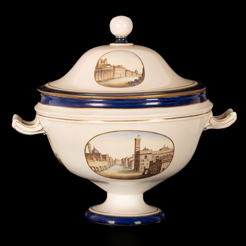 Zuppiera profilata in blu e oro con decori a vedute di città, tre tonde nel coperchio e due ovali...