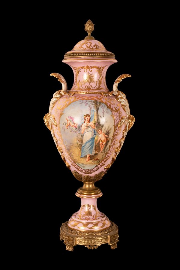 Manifattura di Sevres, primi decenni del XIX secolo - Grande vaso in porcellana decorato in policromia e dorature