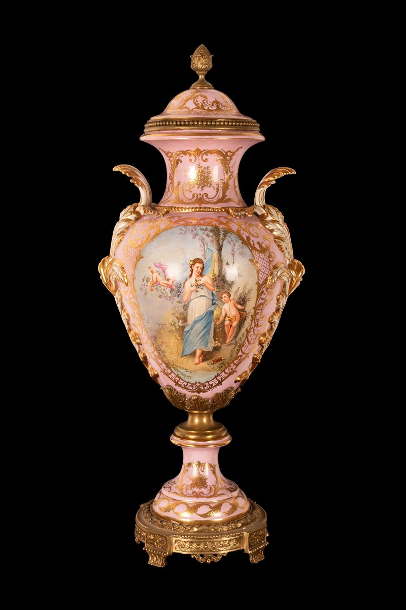 Grande vaso in porcellana decorato in policromia e dorature