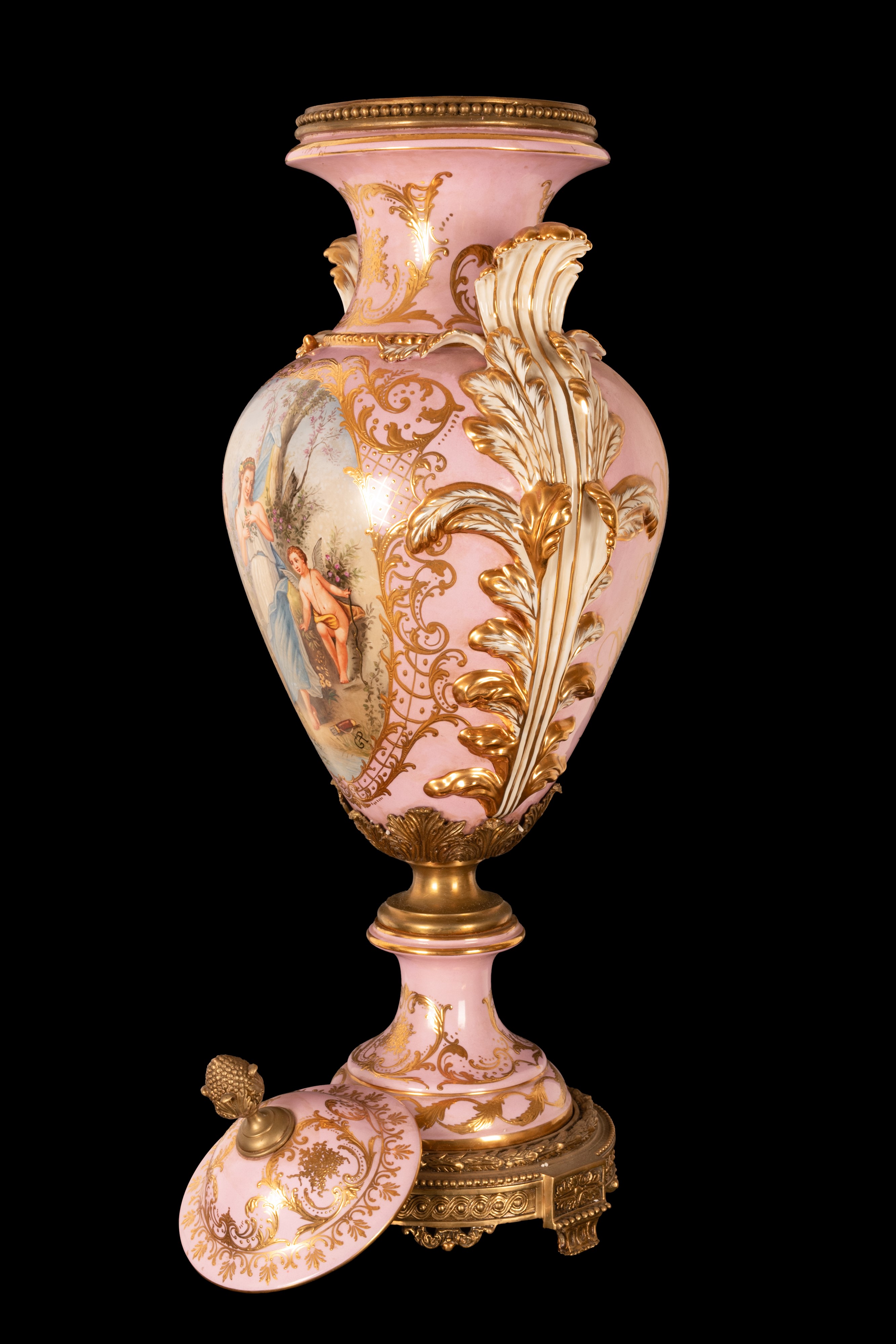 Grande vaso in porcellana decorato in policromia e dorature