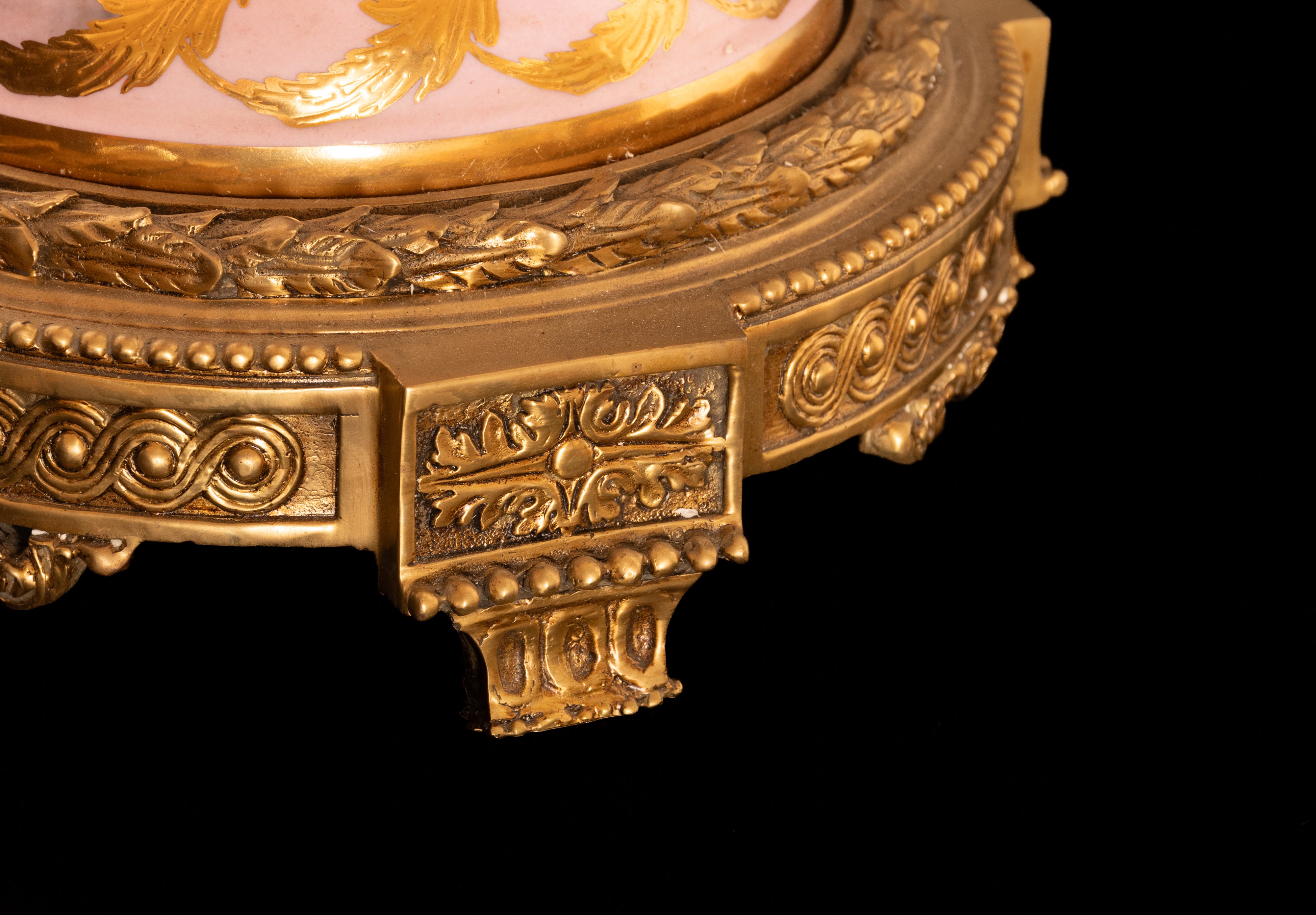 Grande vaso in porcellana decorato in policromia e dorature