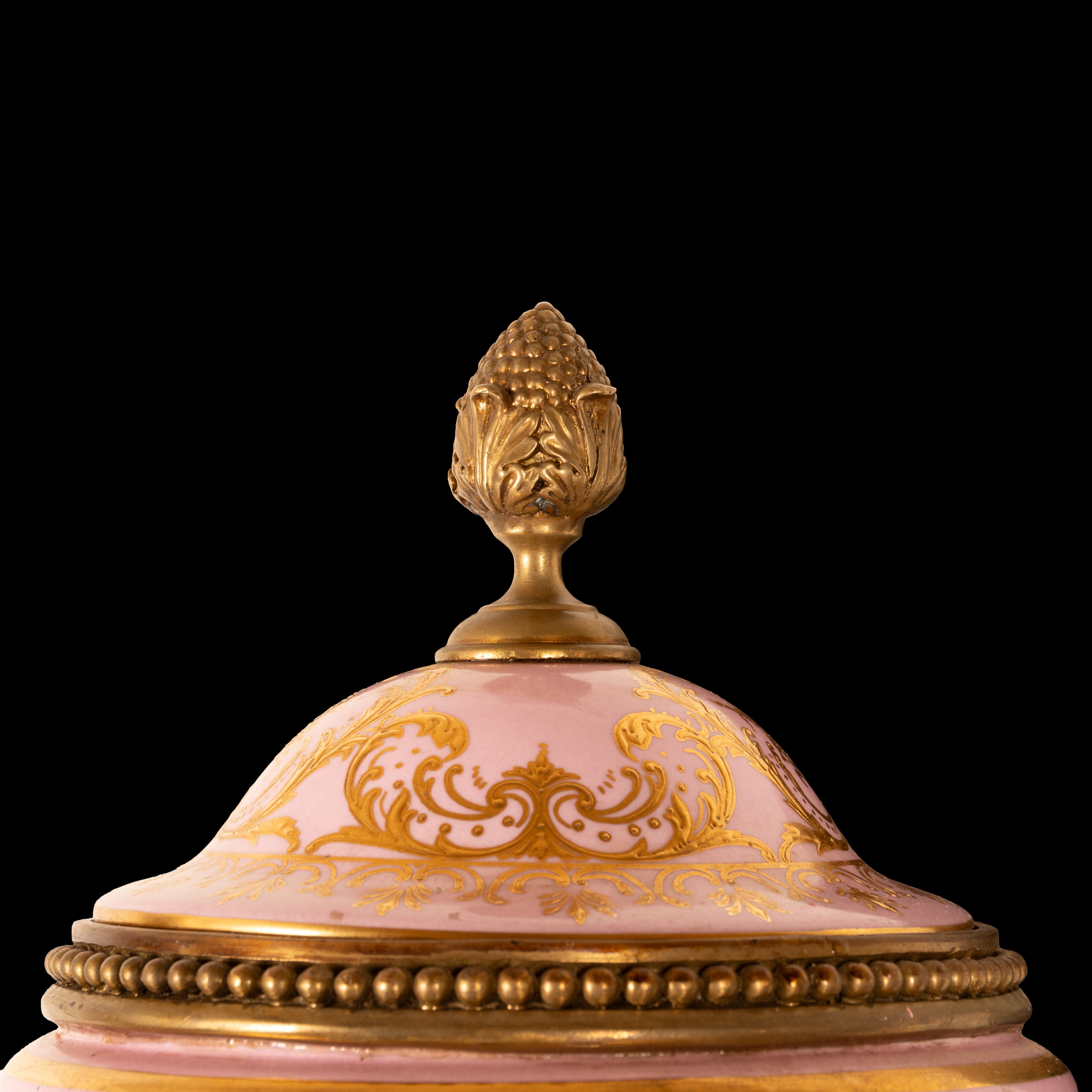 Grande vaso in porcellana decorato in policromia e dorature