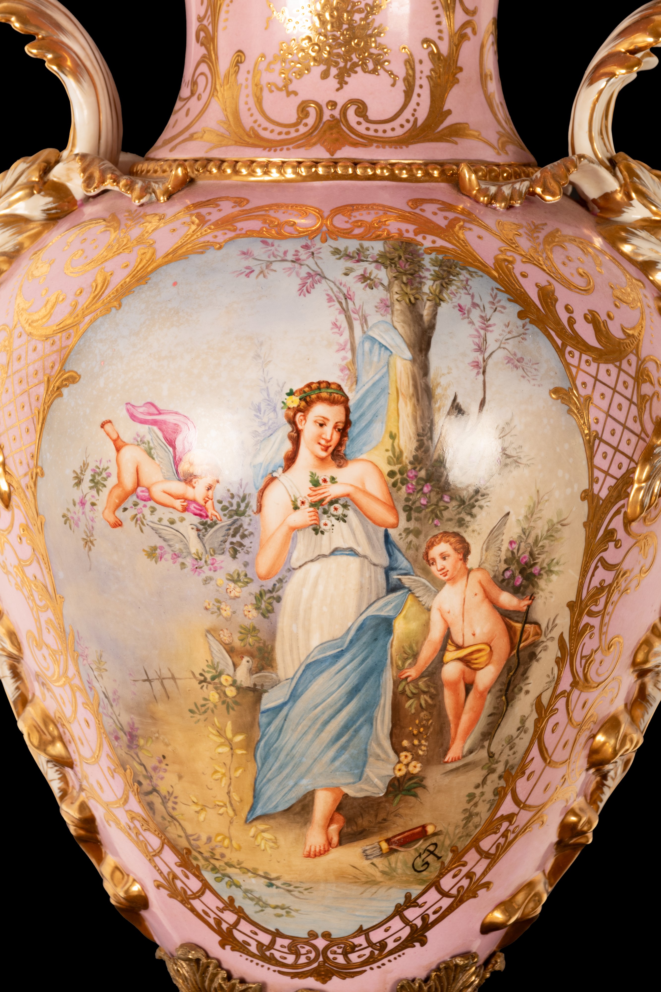 Grande vaso in porcellana decorato in policromia e dorature