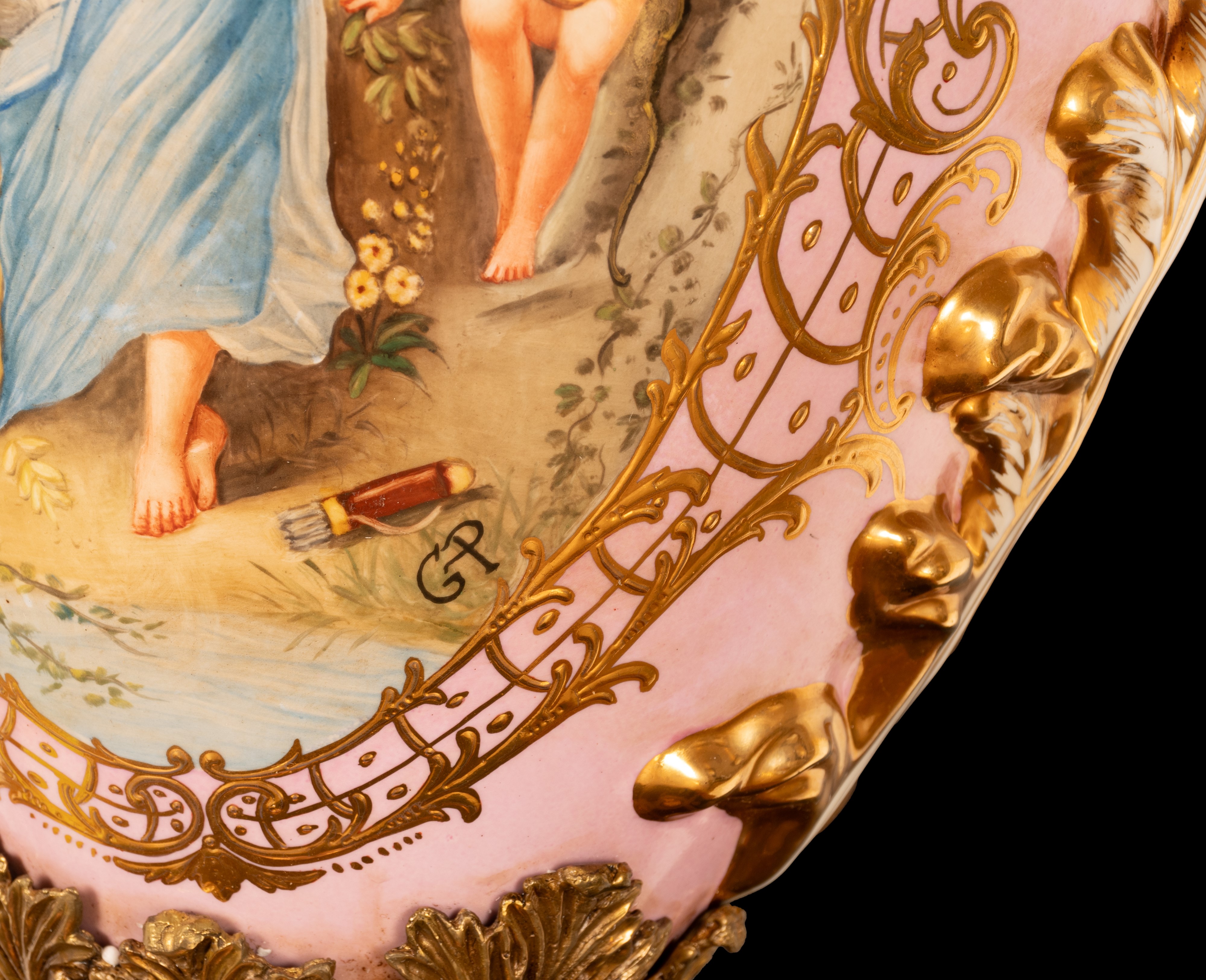 Grande vaso in porcellana decorato in policromia e dorature