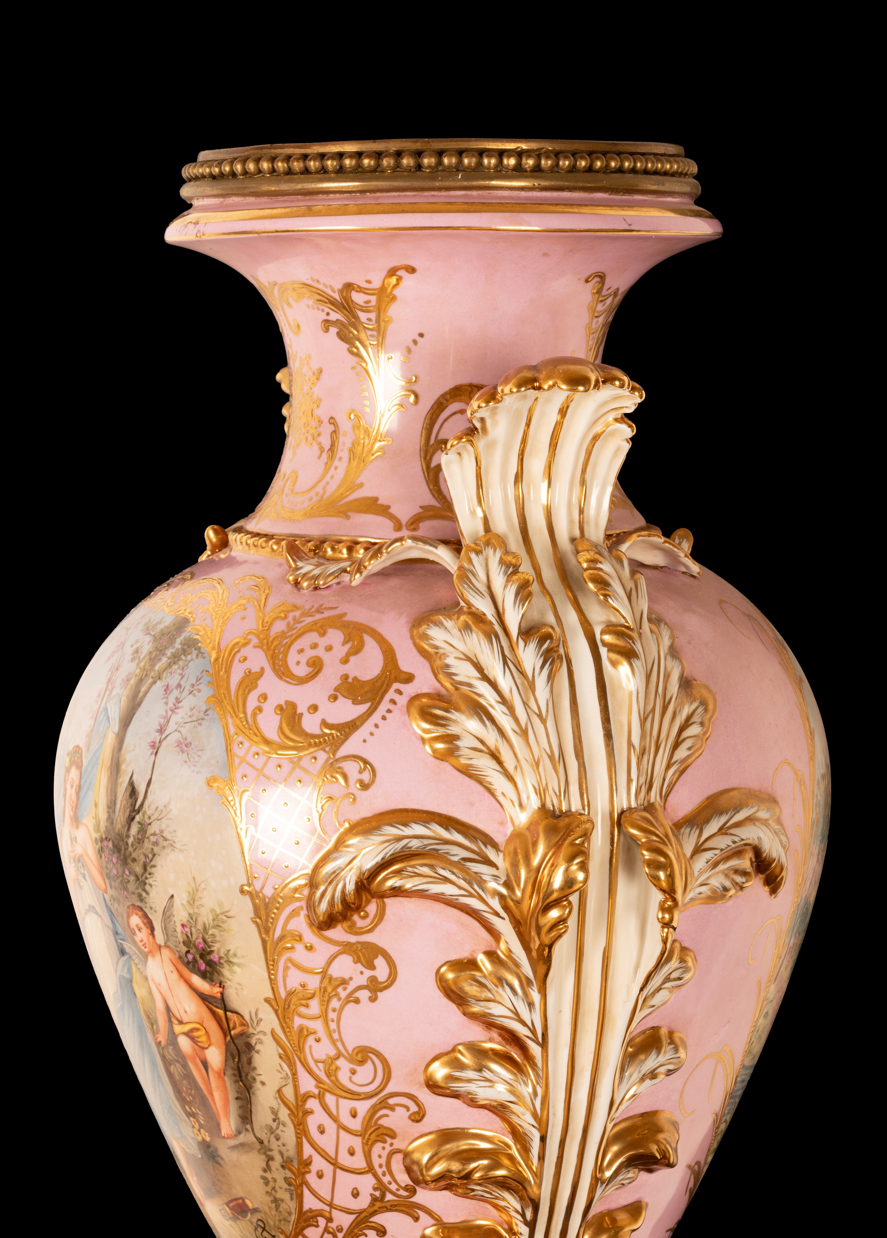 Grande vaso in porcellana decorato in policromia e dorature