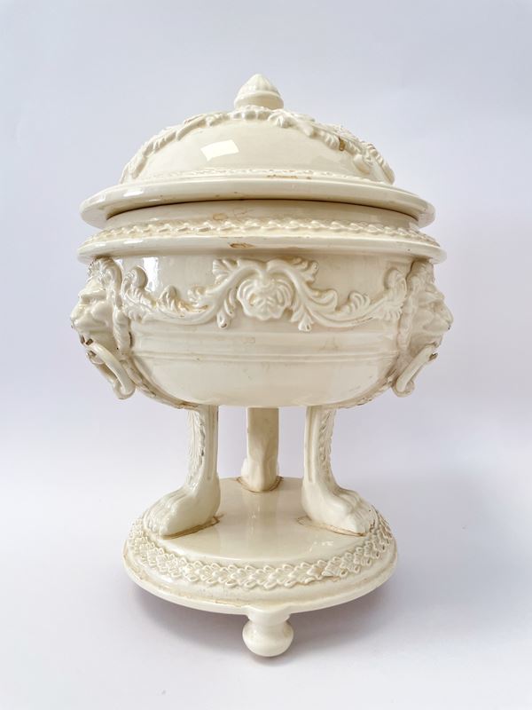 Manifattura di Bassano del Grappa del XIX secolo - Grande zuppiera in smalto bianco con piedi ferini su disco rialzato da tre piedini sferici.
