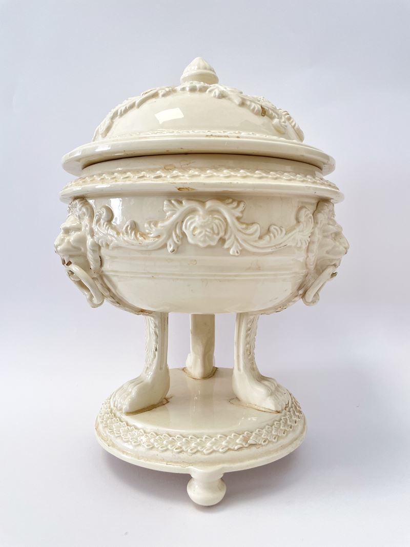 Grande zuppiera in smalto bianco con piedi ferini su disco rialzato da tre piedini sferici.