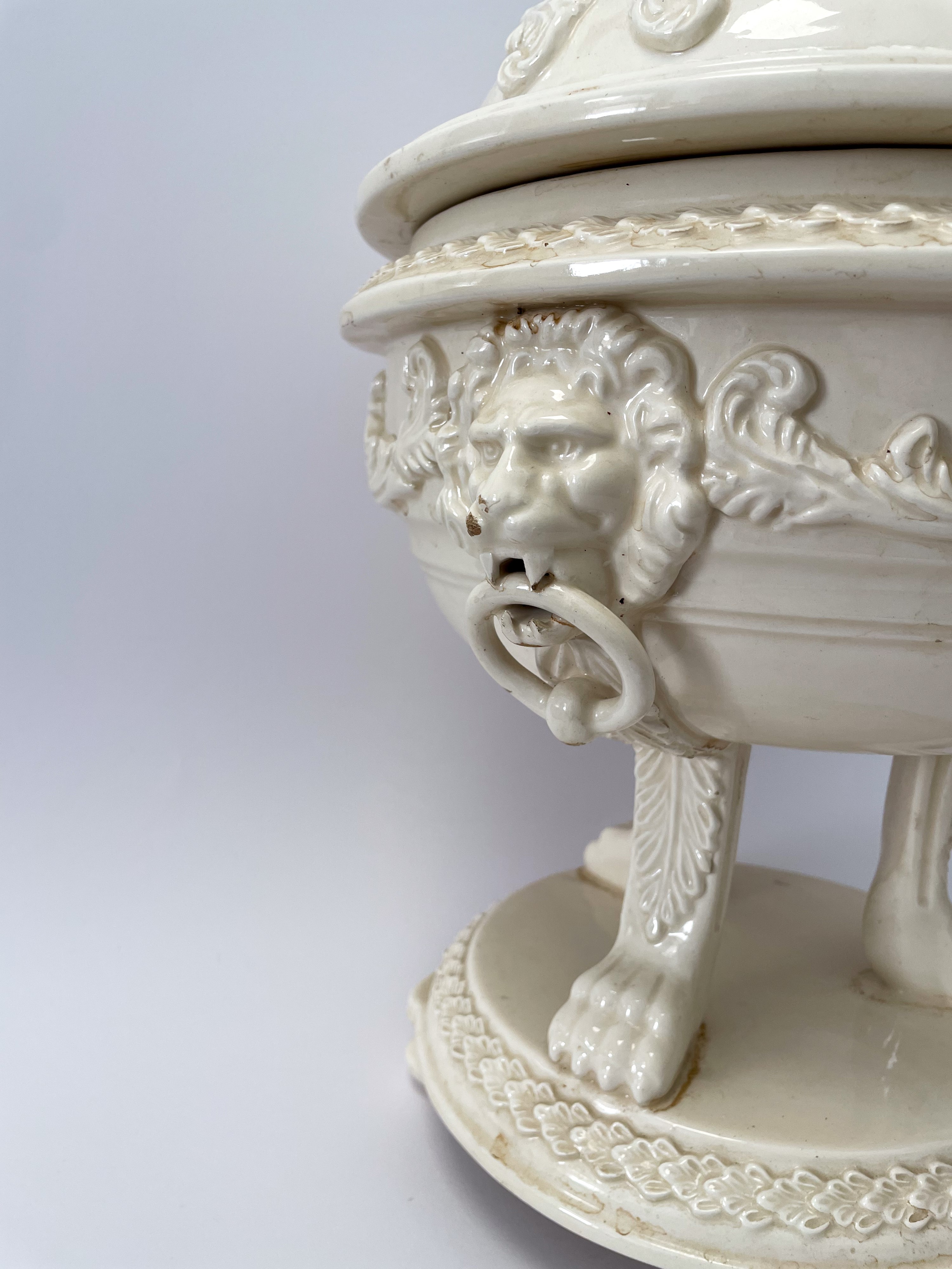 Grande zuppiera in smalto bianco con piedi ferini su disco rialzato da tre piedini sferici.