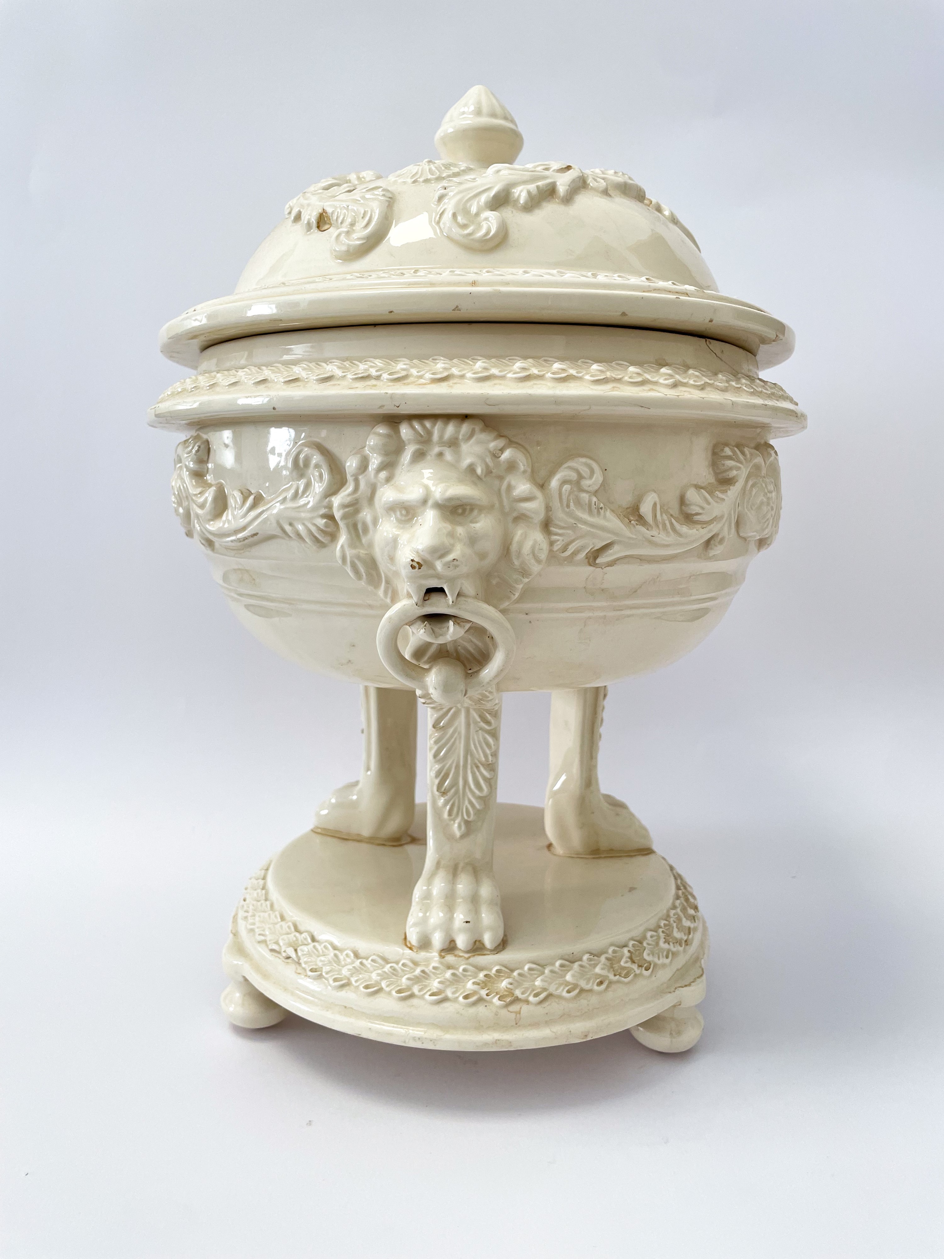 Grande zuppiera in smalto bianco con piedi ferini su disco rialzato da tre piedini sferici.